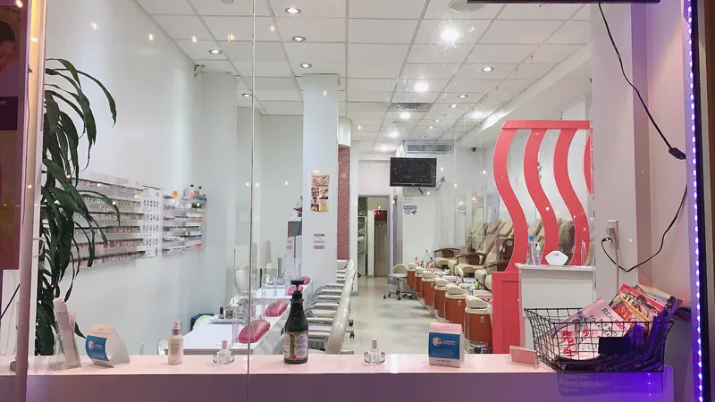 Spoiled Diva Nail Spa, beauty salon at 220 3rd Avenue in Manhattan, New York